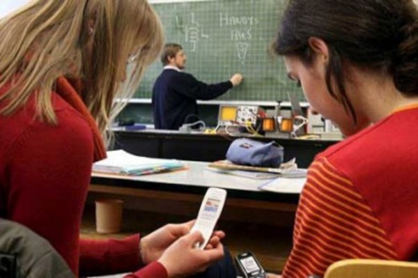 Ученые: Из-за смартфонов студенты стали хуже учиться