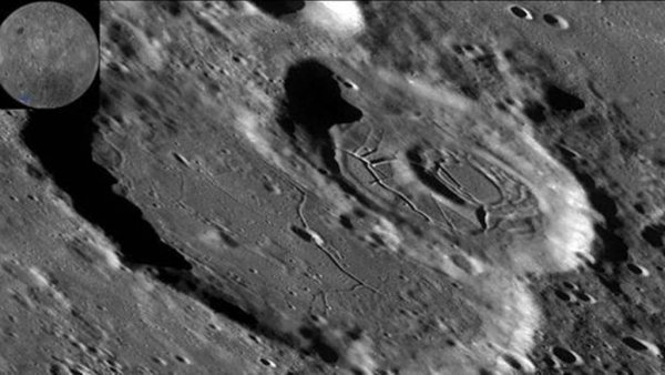 Уфолог нашел в лунном кратере еще один вход на инопланетную базу: Размеры тоннеля позволяют пролетать вглубь спутника НЛО