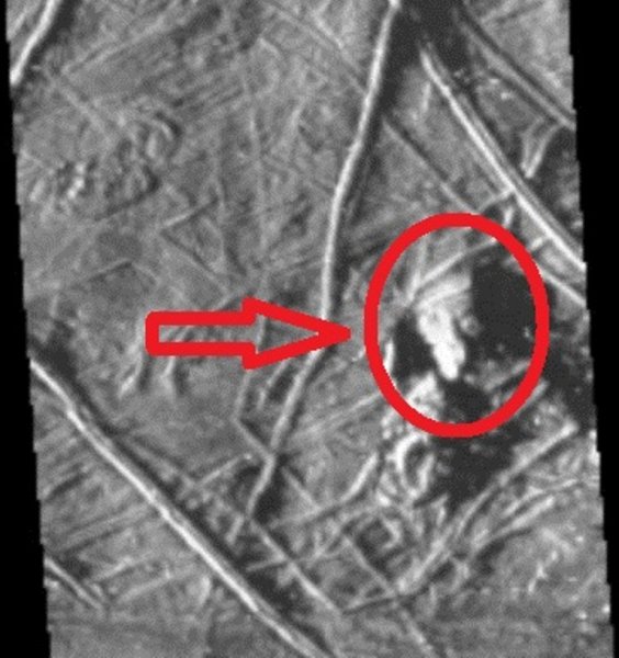 Уфологи обнаружили на спутнике Юпитера обломки НЛО треугольной формы?: Пришельцы или 
