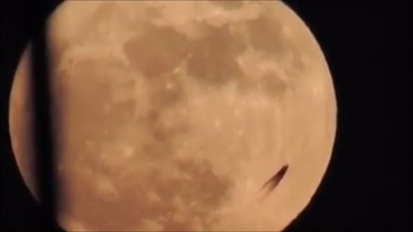 Уфолог обнаружил НЛО рядом с Луной