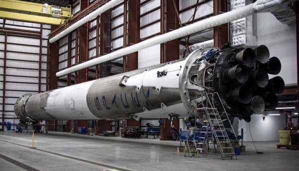 Двигатель для ракеты Falcon 9 неожиданно взорвался во время испытаний