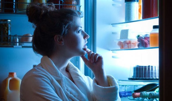 Питание ночью опасно для здоровья: Новые открытия учёных