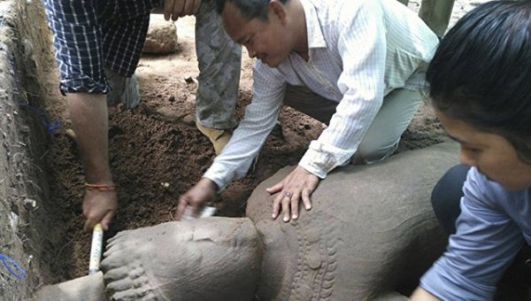 В Гималаях археологи нашли древнее войско: Кто и зачем окружал себя статуями?