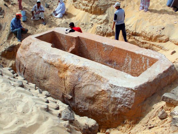 Археологи: В Египте обнаружена мумия с позолоченной маской