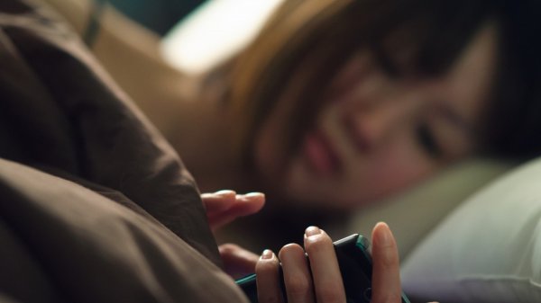 Психологи: Смартфоны вызывают у подростков депрессию