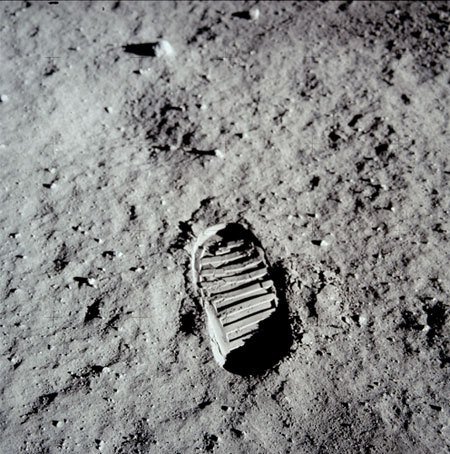 Доказана фальсификация полета на Луну: Амстронг рассказал о «теории заговора»