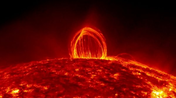 На Солнце зафиксировали протуберанец на полмиллиона километров