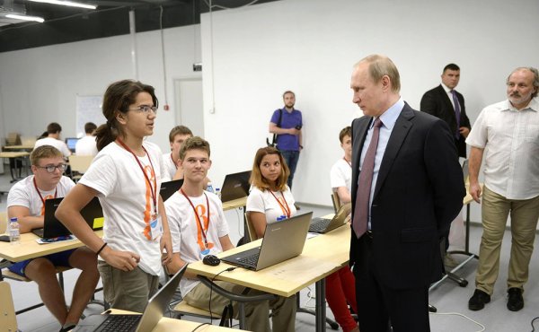 Показанный Путину собранный школьниками наноспутник будет запущен в космос