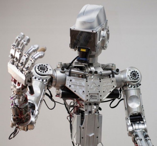 Роботы-журналисты в Великобритании и астронавты-нелюди в Китае: ИИ начал массовый захват Земли?