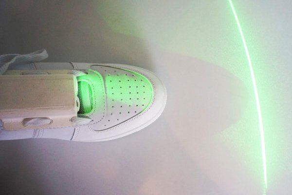 В Нидерландах создали ботинки с лазерами для людей с болезнью Паркинсона