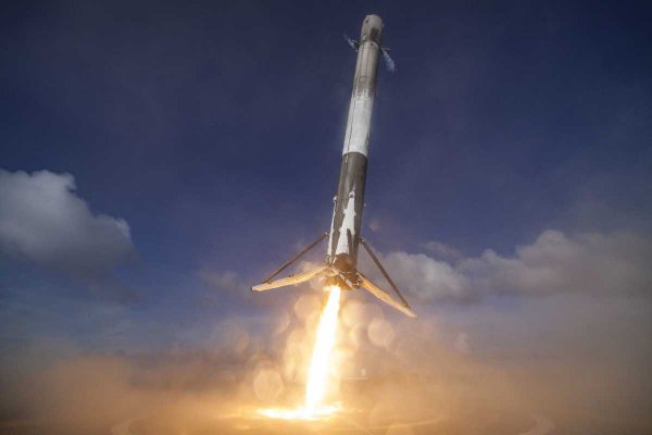 Компания Space X удачно вывела на орбиту десять спутников связи