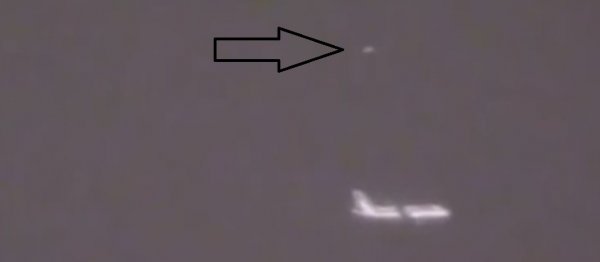 В Техасе маленький НЛО наблюдал за пассажирским самолётом
