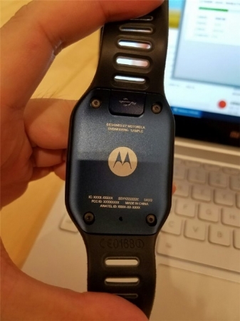 Фото раннего прототипа «умных» часов Motorola с квадратным дисплеем