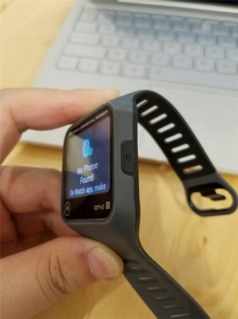 Фото раннего прототипа «умных» часов Motorola с квадратным дисплеем
